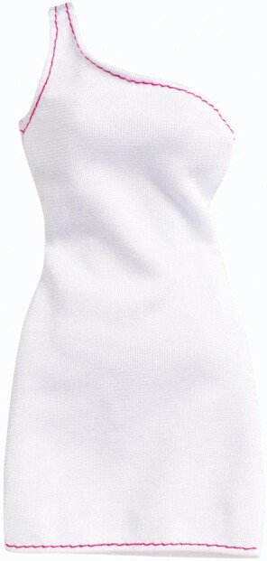 Robe blanche asymétrique Barbie sur mannequin de couture, coutures rose vif