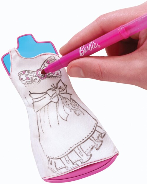 Kit design Barbie, main coloriant une robe sur mannequin avec feutre rose