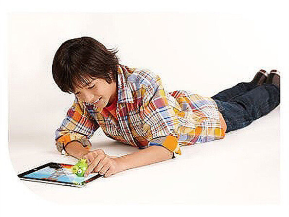 Figurine Roi Cochon Mattel posée sur un écran de tablette par un enfant