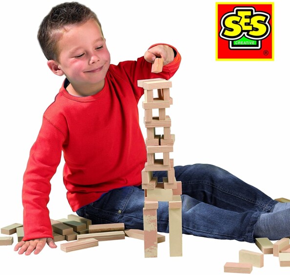 Enfant construisant une tour en blocs de bois naturel SES Creative avec logo marque