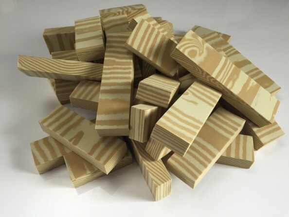 Tas de blocs de construction en mousse imitant le bois avec motifs grain et cernes