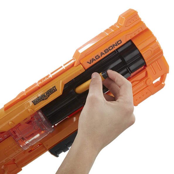 Chargement du barillet rotatif automatique à 6 flechettes coloris noir du blaster Vagabond à la main fléchette par fléchette