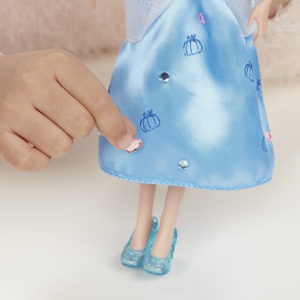 Poupée Cendrillon Relooking Disney Princesses créez des tenues féeriques