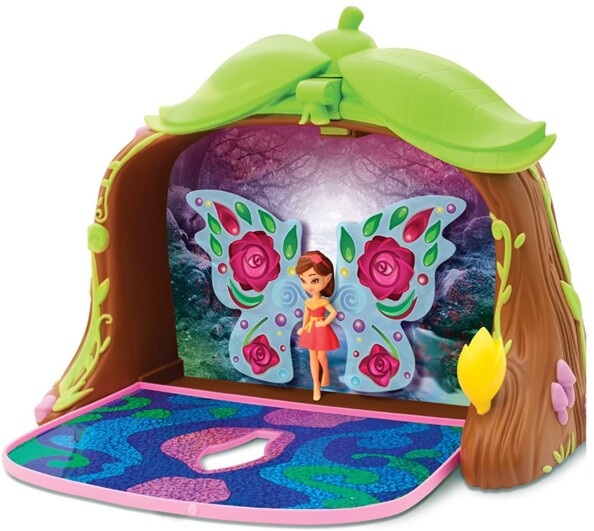 Maison féerique en forme de tronc d'arbre coloré avec personnage miniature et ailes de papillon décoratives