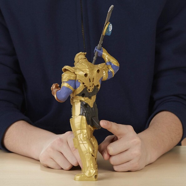 Figurine Thanos vue de dos avec gant de l’infini, mains d’une personne encadrant le personnage