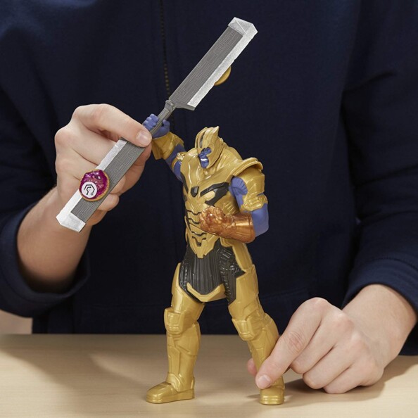 Main tenant l’épée de Thanos avec accessoire rouge, figurine en armure dorée Hasbro Avengers