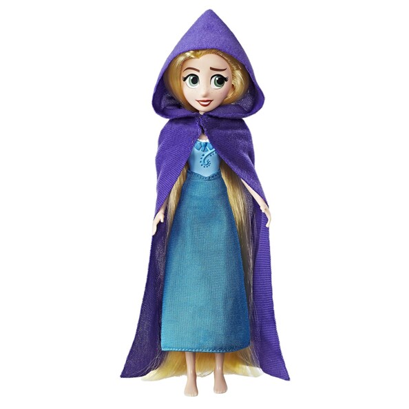 Poupée Raiponce Disney avec cape violette à capuche et longs cheveux blonds vue de face sur fond neutre