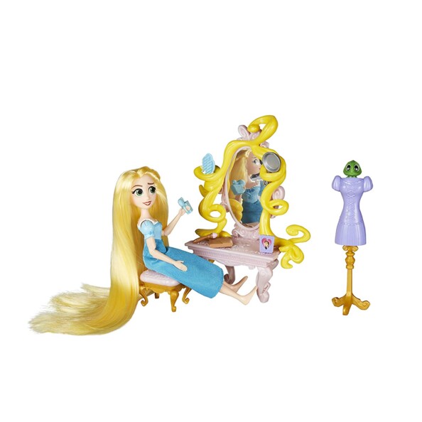 Poupée Raiponce assise sur tabouret rose devant coiffeuse ornée de volutes dorées avec brosse et accessoires