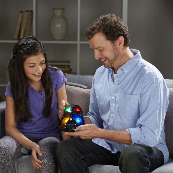 Casque Simon Dark Vador illuminé, tenu par un homme avec une fille tendant la main vers le jouet