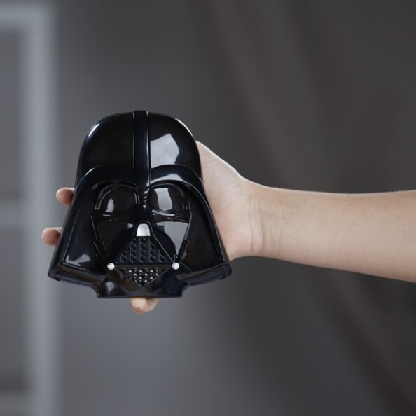 Casque miniature Simon Dark Vador, tenu dans une main droite pour montrer l'échelle