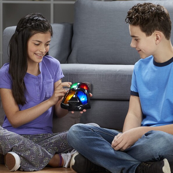 Jeu Simon Star Wars Dark Vador, fille tenant le casque lumineux avec un garçon assis à côté