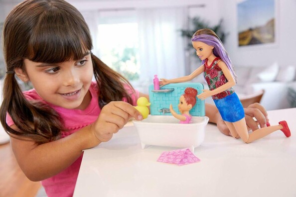 Une petite fille s'amuse avec la Barbie Skipper Baby-Sitter FXH05.