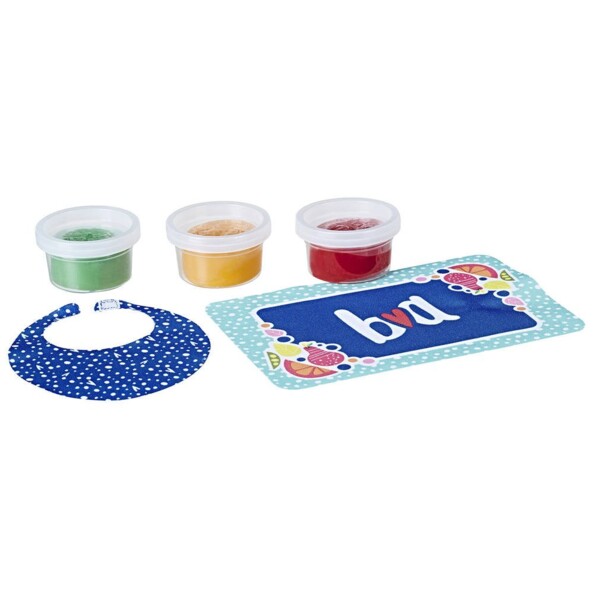 Trois pots de nourriture factice avec un bavoir et un set de table pour poupée interactive Baby Alive.