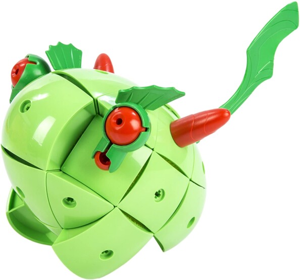 Enfant jouant avec les pièces magnétiques du jeu Geomag Kor Tazoo Paco