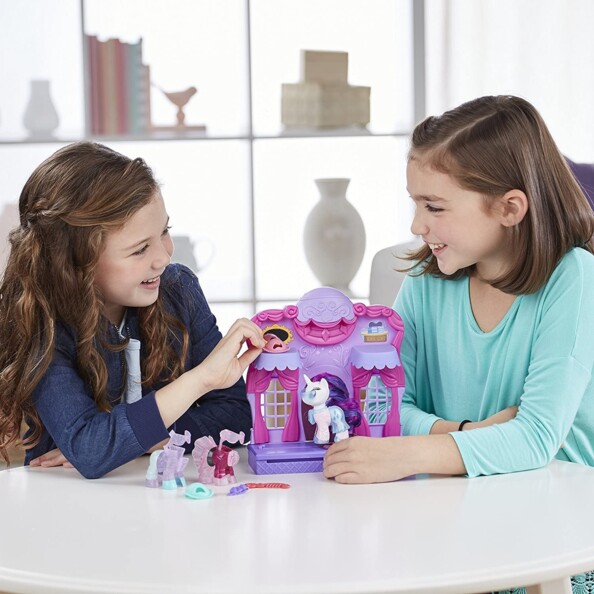 Deux petites filles qui s'amusent avec la Boutique magique My Little Pony.