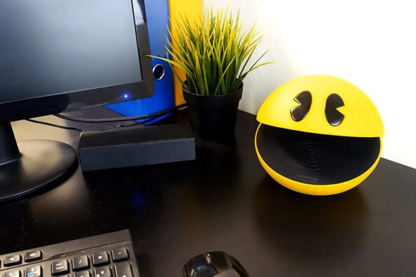Branchez la station de charge sans fil Pac-Man sur prise secteur ou sur le port USB d'un ordinateur.
