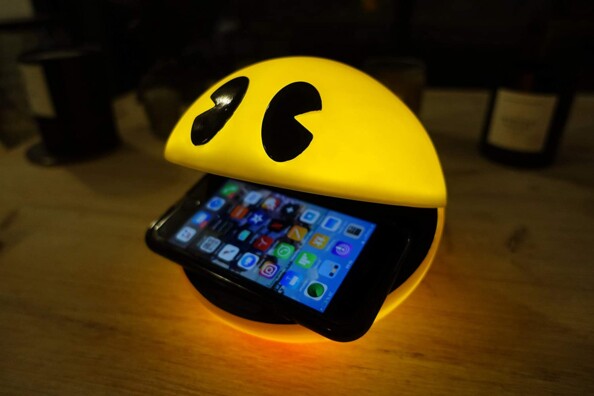 Station de charge à induction Pac-Man avec fonction veilleuse.