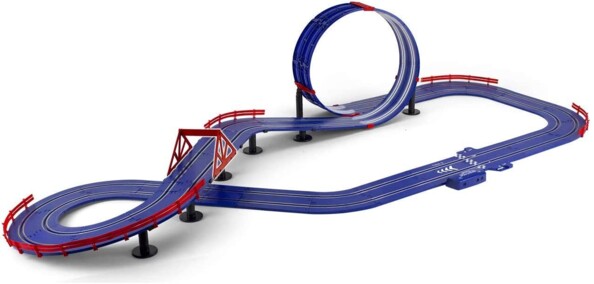 Le circuit Speed Aventure de 6,5 mètres de long, avec un pont et un super looping.