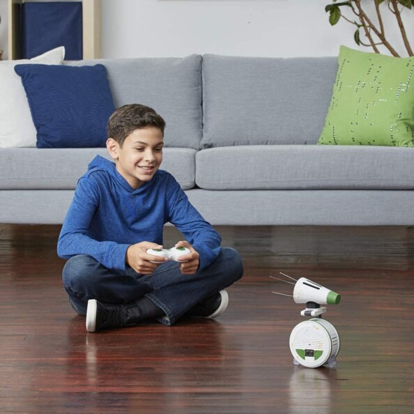 Un jeune garçon qui joue avec le droïde D-O Star Wars.