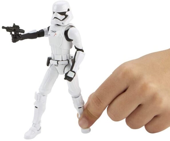 Figurine Stormtrooper avec blaster et main d'enfant touchant le pied