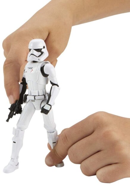 Figurine Stormtrooper avec blaster tenue par deux mains adulte et enfant