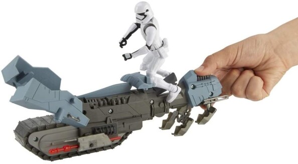 Main saisissant l'avant du speeder à chenilles avec figurine Stormtrooper