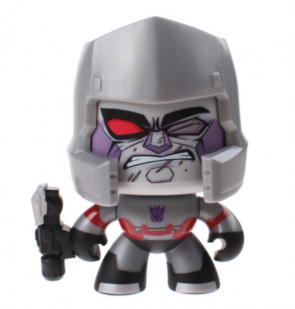 Figurine collector Hasbro Transformers vue de face, expression menaçante avec œil fermé