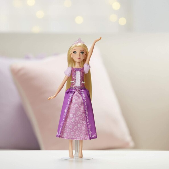 Figurine articulé Raiponce chante où est la vrai vie posé sur une table basse