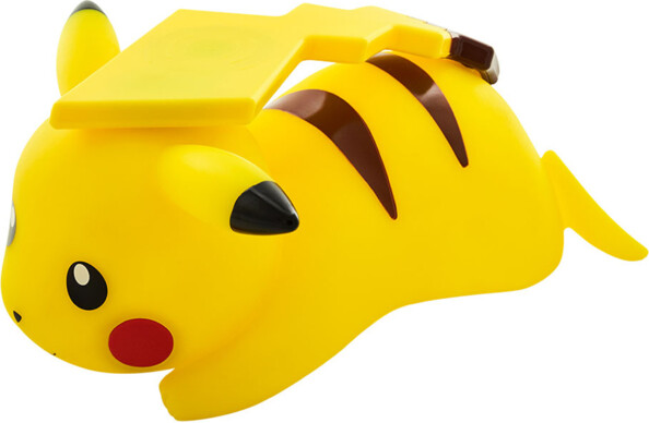 Adaptateur secteur Pikachu avec surface de chargement à induction couhé sur le ventre, queue sur la tête et les quatre pattes écartées