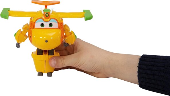 Bucky en mode robot dans les mais d'un enfant