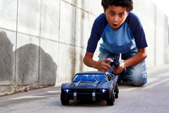 Enfant qui pilote la batmobile avec une télécommande