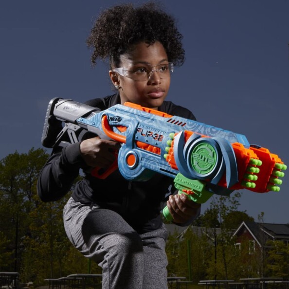 Nerf Elite 2.0 Flip 32 dispose de 32 canons pivotants. Visez, tirez, pivotez. A vous de jouer !