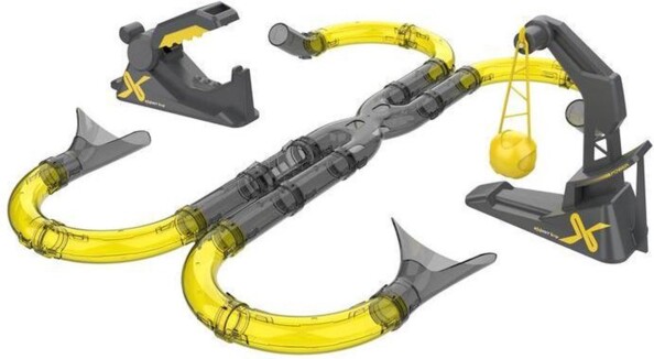 Circuit Exost Loop avec double voie centrale grise, virages jaunes et grue à boulet de démolition