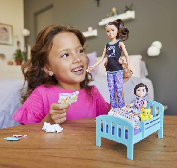 Fille s'amuse avec le coffret Barbie baby-sitter