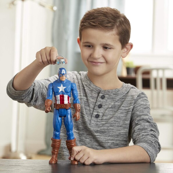 Garçon met les lunettes d'aviation à Captain America