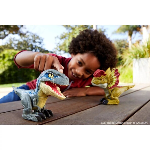 Enfant s'amuse avec vélociraptor interactif