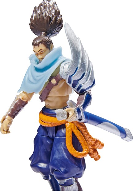Zoom sur la tenue de l'épéiste de League of Legends montrant les détails sculptés et de qualité de la figurine