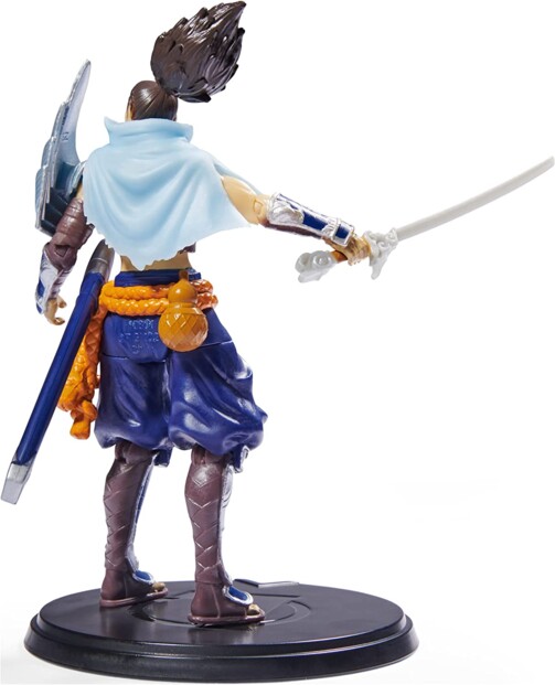 Vue arrière du sabreur avec bottes moulantes, queue de cheval au vent, aile métallique au bras gauche, foulard sur les épaules, fourreau bleu fixé par une corde orange à la taille et dégainant son épée de la main droite