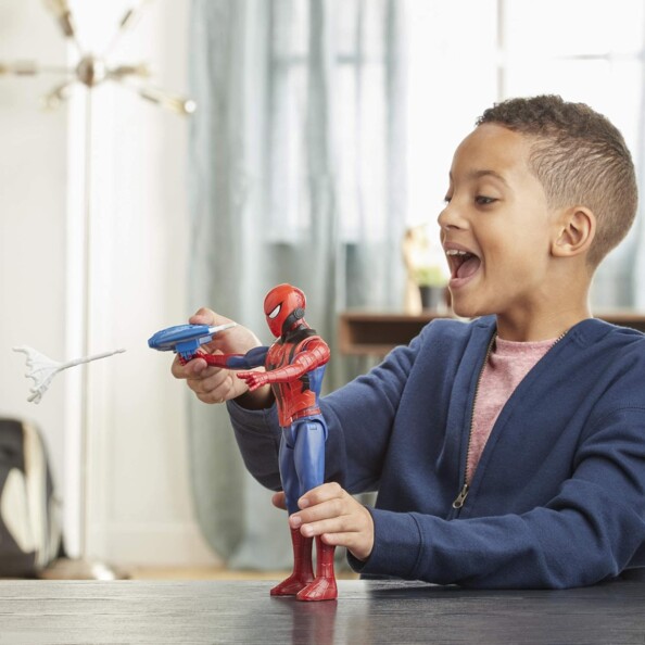 Garçon projette une toile de Spiderman Titan Hero
