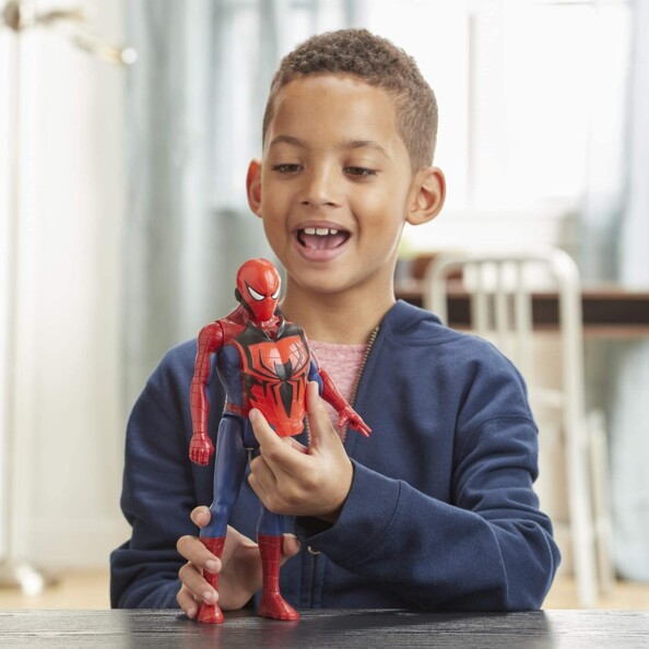 Garçon équipe Spiderman d'une armure suppléméntaire