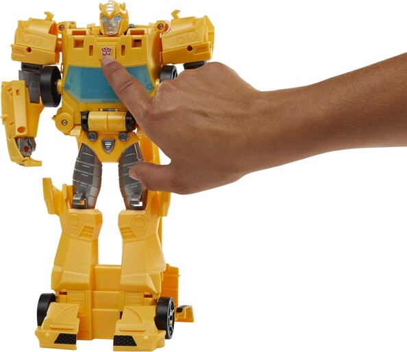 Main qui appuie sur la poitrine de Bumblebee pour effets lumineux et sonores
