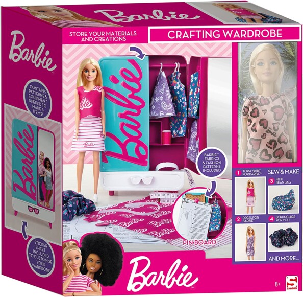 Kit mode Barbie déployé avec armoire ouverte, poupée, patrons et matériel de couture