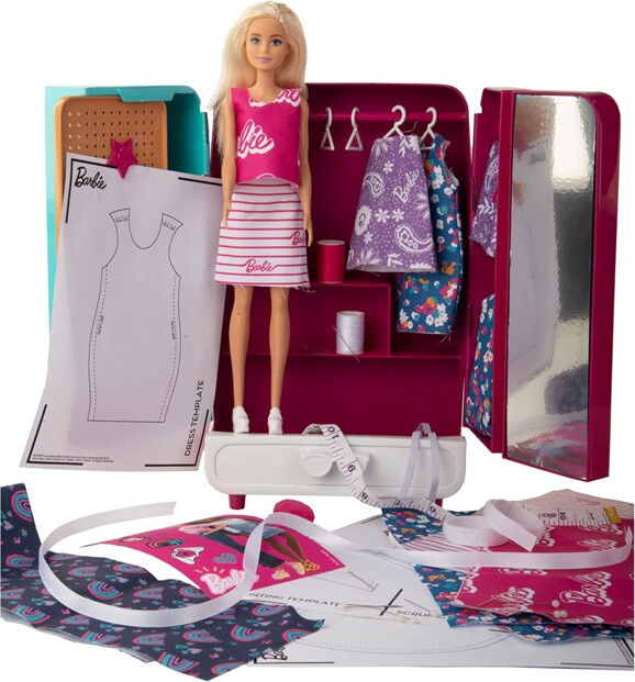 Contenu du kit mode Barbie éclaté : patrons, coupons tissu colorés, bobines et accessoires couture