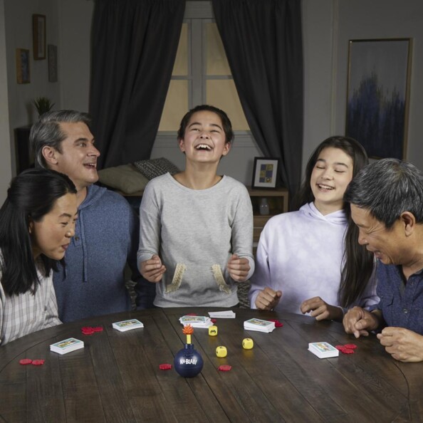 Eclat de rire de 5 personnes autour d'une table avec Ka-Blab!