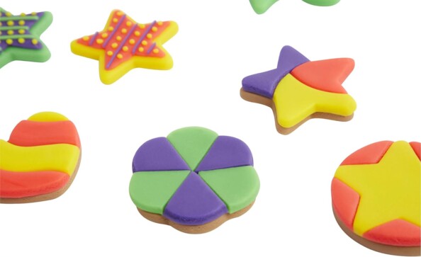 Réalisation de faux gâteaux colorés en pâte à modeler