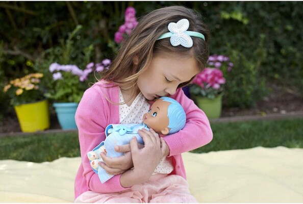 Fille avec poupée bébé dans les bras