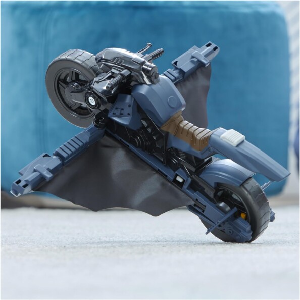 Ailes déployées de la moto Batman par DC
