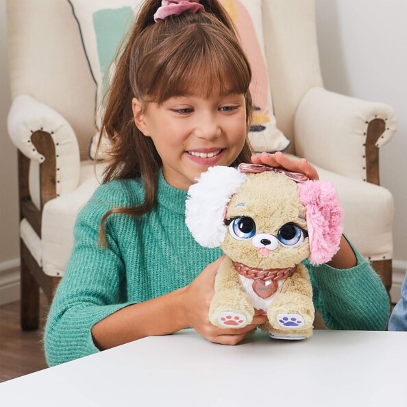 Fille s'amuse avec doux chiot animé Present Pets