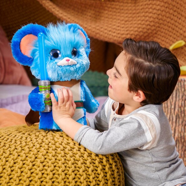 Enfant joue avec Jedi Nubs avec son sable laser