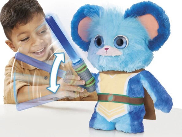 Enfant s'entraine au maniemant du sabre laser avec le Jedi Nubs